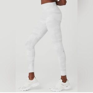 Alo Yoga High Waist Vapor Camo white/gray leggings
